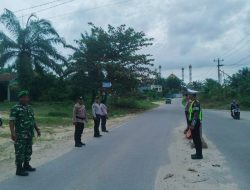 POLISI, TNI, DAN DISHUB KECAMATAN TUALANG GELAR POS PENGAMANAN ANGKUTAN NATAL 2025 DAN TAHUN BARU 2026